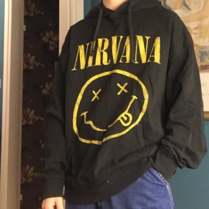 Nirvana hoodie  - Använt en del men fortfarande mysig och i bra skick förutom ett litet hål vid ärmen. Frakt är 79 kr! Köp nu, högsta bud 200 kr!!!✨✨✨