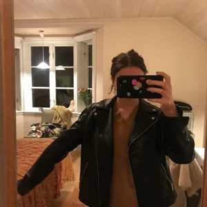 Ny bikerjacka - Skitsnygg skinn/bikerjacka (fakeskinn men ser väldigt äkta ut). I princip nyskick och fett snygg. Två fickor med dragkedja, och gå även att dra upp dragkedjan längst fram och ha som en ”riktig” bikerjacka😎 Väldigt snygg till allt, perfekt nu med en tjocktröja under🥳 Inga detaljer på ryggen eller sidorna. Size 42 men sitter perfekt (aningen ocersized) på mig som brukar ha 36. 