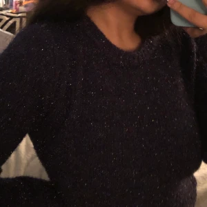 Tröja storlek:S - En fin tröja som är väldigt användbar under hösten/vintern. Väldigt glittrig å fin. Använt bara 2-3 gånger. Frakt:beror på 