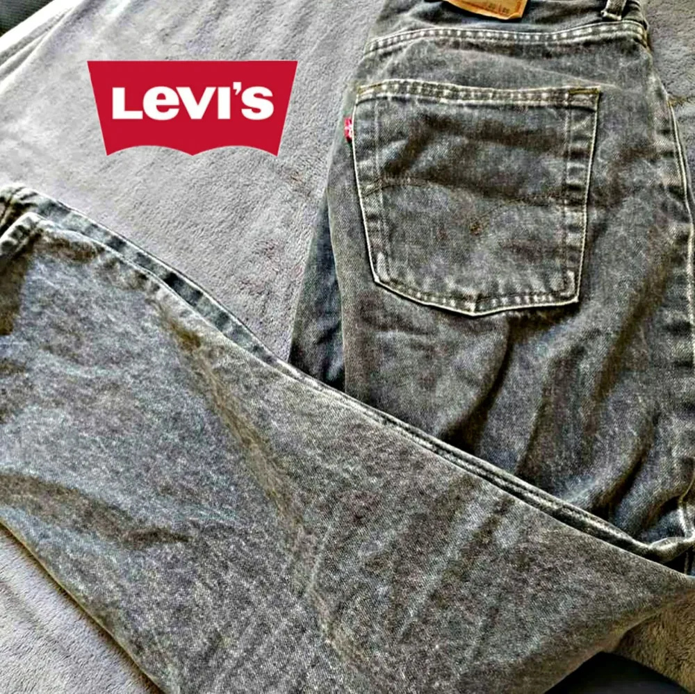 Levis jeans så snygga men tyvärr passar inte mig längre.jag gått ner för mycket de passar M/L,priset kan diskuteras 💜🍯. Jeans & Byxor.