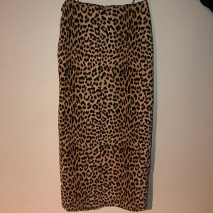 LEOPARD KLÄNNING - Oanvönd leopardklänning med spagettiband, prislapp är kvar!💛 ⛔️Köpare stå för frakt! 