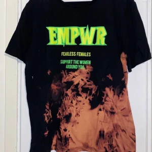 Blekt T-shirt med tryck  - T-shirt från nelly, blekt själv. 100kr med frakt 