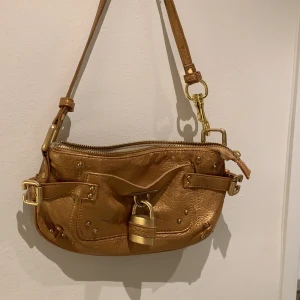 Väska  - En vintage väska, lite sliten men cool vintage väska ändå! 