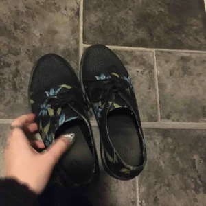  - Dr martens, använda kanske en gång. Passar strl 38 om man inte har så breda fötter:) köparen betalar frakt