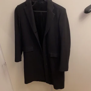 Filippa K kappa - Filippa K figursydd kappa, knappt använd och därav i väldigt gott skick. Säljer pga inte min storlek längre. Strl S