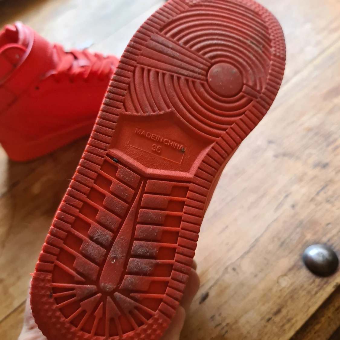 Snygga sneakers i rött 😍 - 90