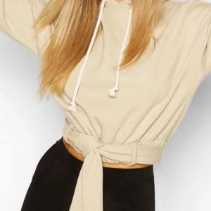 Croppad hoodie 💛 - Croppad hoodie med resår och band i midjan! Använd 2 gånger. Köpt från Boohoo, storlek M men funkar garanterat på en S 💛 Swish funkar 