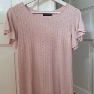 Rosa topp Stockhlm Strl XS - Fin rosa topp från Stockhlm. Storlek XS. Hämtas i Bromma eller skickas, köparen står få för frakt 