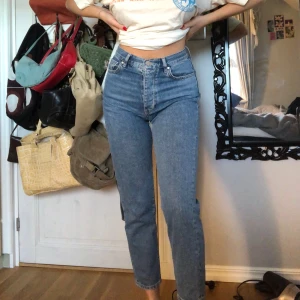 Mom jeans - Bra skick!! Men för små för mig.. köparen står för frakt😇🥳 dem är i strl s men skulle säga de är som en 34 kske 36