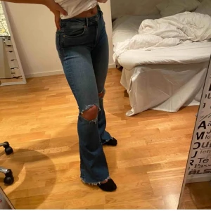 Utsvängda byxor  - Köpte här på plick men har ingen användning av dom. Bilden är från förra säljare.