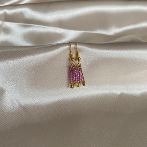Örhängen  - Sara örhängen från RePearl UF! Hämtas i Gävle på polhemsskolan eller skickas med frakt för 11kr✨