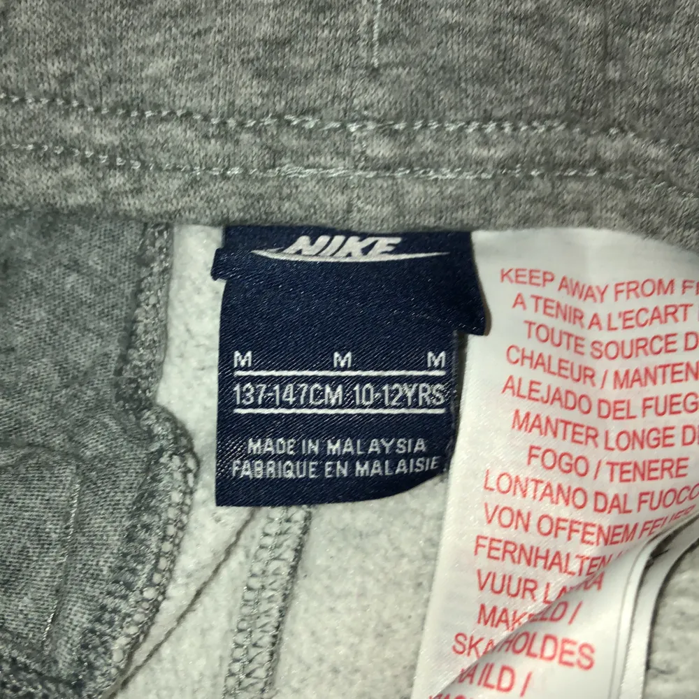 Mjukisbyxor i bra skick från Nike! Kan mötas upp i Gbg, köparen står för frakt! :) . Jeans & Byxor.