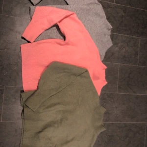 &other stories XS - Säljer tre stycken skitsnygga stickade tröjor från &other stories . Använt en del men ser helt nya ut kom, finns i grå grön och rosa!