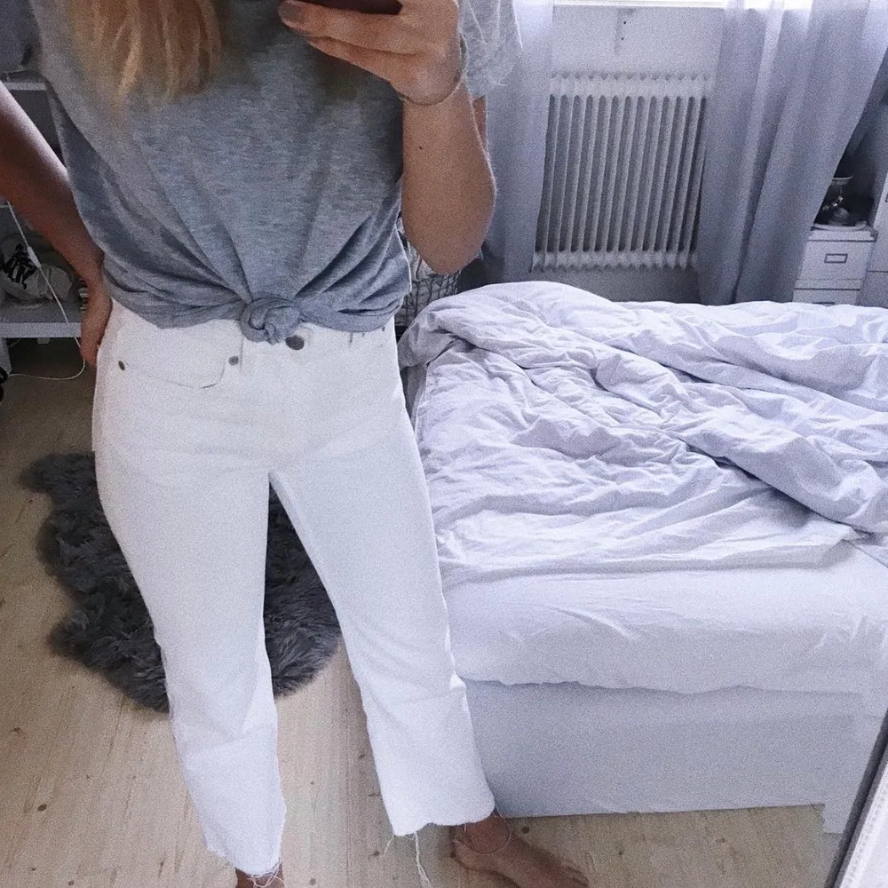 Vita jeans från Weekday i storlek 24/31 men avklippta för att passa mig som är ca 165cm lång.. Jeans & Byxor.