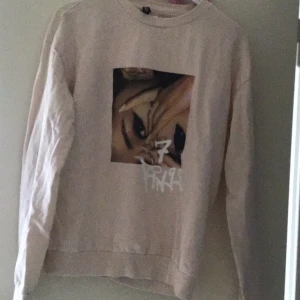 Ariana Grande sweater - Köpt för 3 månader sedan dock bara använd en gång, bra skick (org pris 150kr)