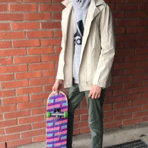 Regnjacka - Det är lite missfärgningar efter festival osv.  Nypriset är 550kr men säljer den för 200kr. Den är köpt på hm, använd endast den gången. För kände ej att det var min stil tyvärr. Frakten kan vi ta beroende på vart:) 