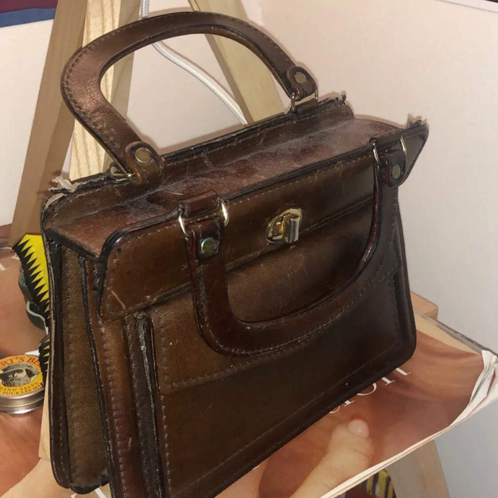 Brun vintage-handväska i läder! 🤎. Väskor.