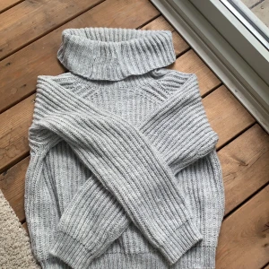 Mysig tröja från Kappahl! - Skön stickad tröja. Knappt använd. Perfekt till hösten och en bra present till en 11/13 åring! 