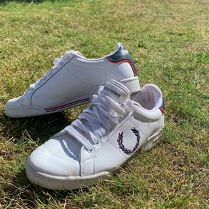 Fred Perry skor, vita - Stilrena vita Fred Perry skor. Sparsamt använda, mycket bra skick🥰Pris+Frakt
