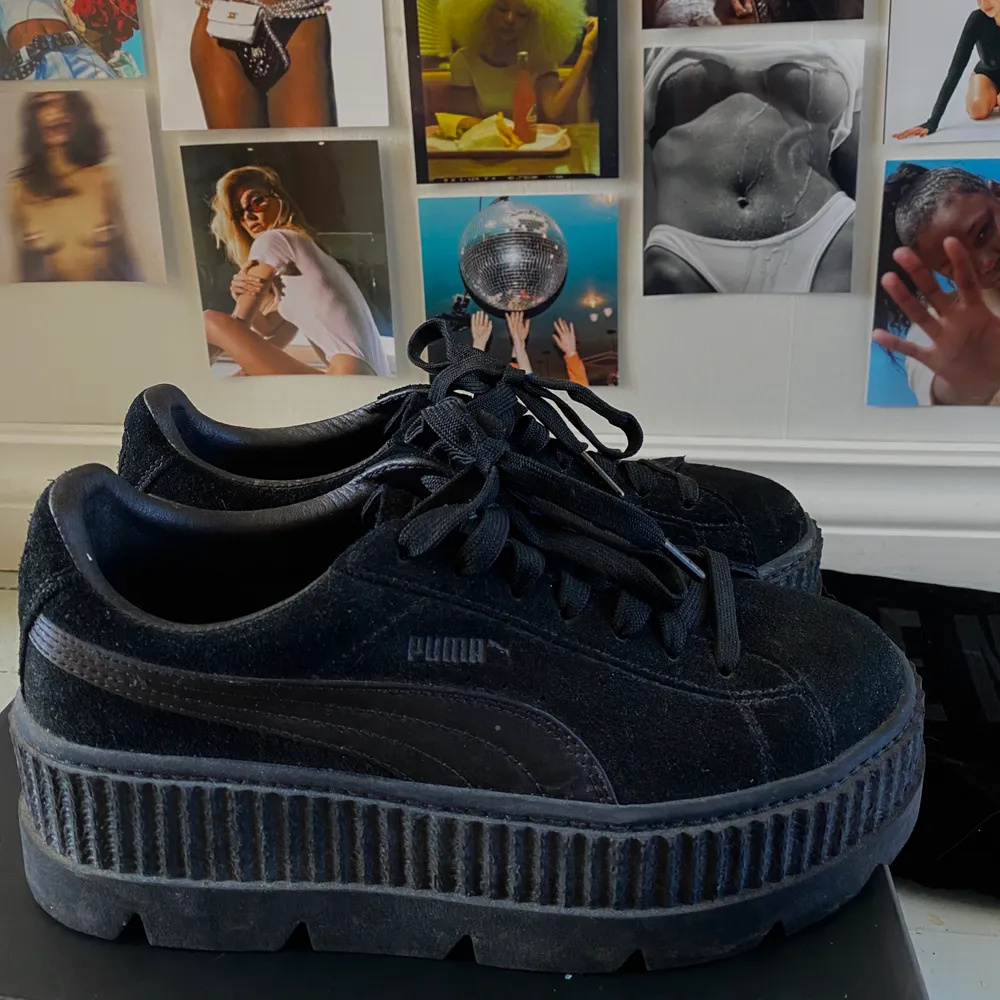 Finaste black creeper suede skor som är varsamt använda. Coolaste skon jag äger. Fenty by Rihanna. Skor.
