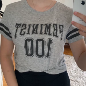 T-shirt i storlek M - T-shirt ifrån H&M. Är mer som en S i storleken. Nypriset var ca 149 kr och kostar nu 75 kr. Kan mötas upp eller skicka.