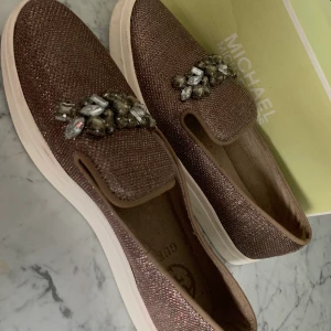 Guess ballerina skor  - Helt oanvända guess ballerinaskor, rosa glitter med diamant detaljer. 