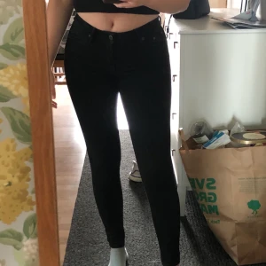 Lågmidjade svarta crocker jeans W27L30 - Svarta crocker jeans, lågmidjade. Storlek: waist 27 och lenght 30. Style: zed och passform: super skinny. Alldeles för små för mig (168 cm och strl M/L i byxor) kan mötas i Stockholm, annars frakt 40 kr :)