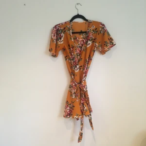 Blommig somrig klänning  - Jättesöt klänning i fint skick! Storlek S