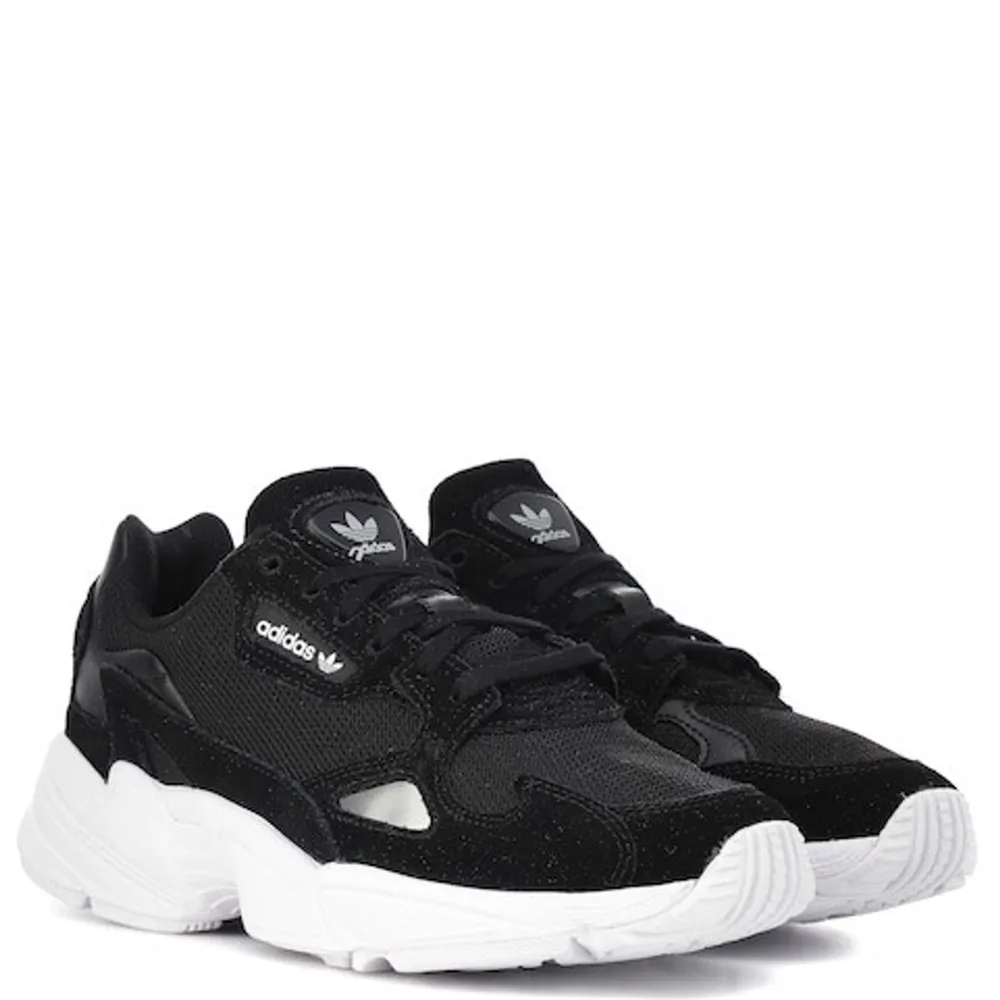 Säljer adidas originals Falcon strl 36. I perfekt skick, använda enstaka gång. Säljer pga att de ej används. Buda från 350kr.. Skor.