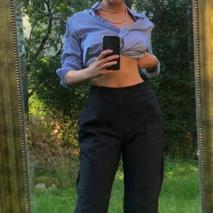 Kostymbyxor - Skitsnygga insydda kostymbyxor som ger en timglasfigur då höfterna är något utstående! Passar då mig med midja på 66cm och vanligtvis en 36i jeans