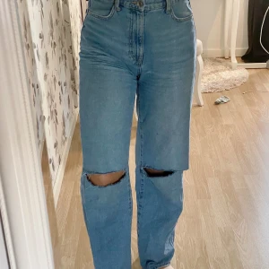 Jeans  - Tänkte sälja dessa as snygga jeansen från Lindex som jag själv gjort hål i men som inte kommit till så mycket andvändning. 300kr ink frakt! 