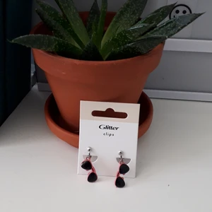 clipsörhängen - Supersöta clipsörhängen i form av rosa solbrillor. Pyttesmå "fläckar" där den rosa färgen försvunnit men det syns inte med 1 dm avstånd liksom🌸 dm om du vill ha fler bilder OBS!! Säljer fler örhängen så kika in de också <3 kan mötas i sthlm elr frakta 