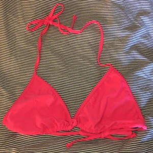  Neon Rosa bikini - Säljer denna super fina bekiniöverdel! Aldrig använd, bara testad. Den är i storlek 38 men jag skulle säga att den passar vem som helst. Skulle säga att den sitter som den på bilden. (Man kan ”ändra” storlek på den. Och man kan lägga i egna inlägg.
