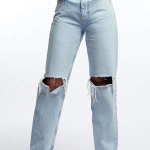 ❌INTRESSEKOLL❌ Jag har ett par av de populära Gina tricot jeansen i storlek 36, helt oanvända med prislappen kvar. Vill kolla hur många som skulle vara intresserade av dem eller om jag ska skicka tillbaka bara. Budet börjar på originalpriset 599.