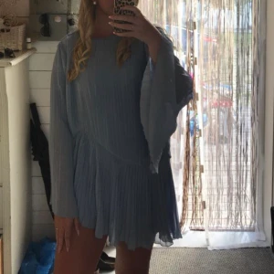 Ljusblå klänning - Ljusblå klänning ifrån Andrea hedenstedts kollektion med nakd. Köpt förra året, andvänd 1 gång. Så i väldigt bra skick. Den är sydd med fin sne skurning längst ner. Köparen står för frakt. Normal i storleken 