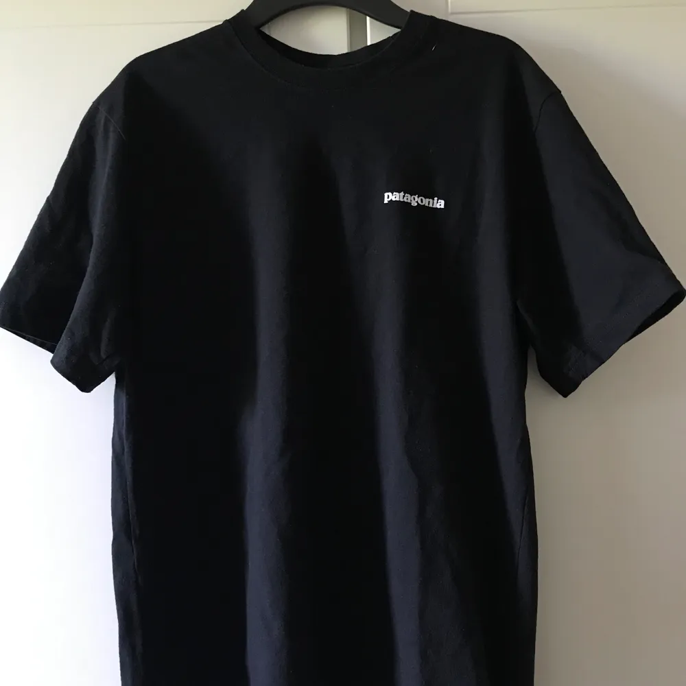 Nästan som ny patagonia t-shirt, storlek S men är oversized, frakten är inräknad i priset 🦋. T-shirts.