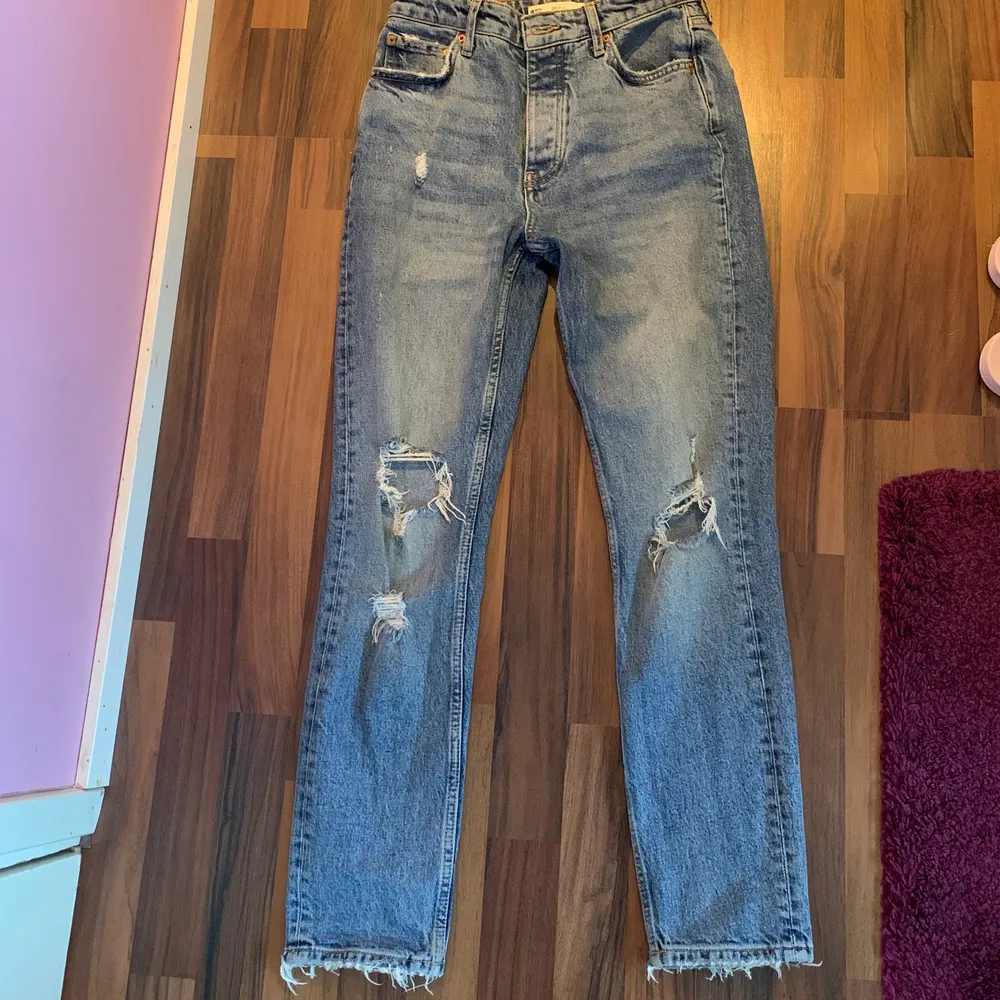 Begagnade jeans från Gina Tricot med hål i benen och slitningar. De är i storlek 36 och jag har använt dom kanske 3 gånger. Jeans & Byxor.