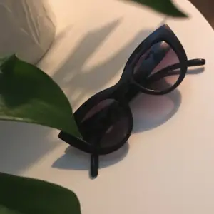 Nya svarta ”Chunky Pointy Cat Eye Sunglasses” från NA-KD i bra skick, aldrig använt dem✨
