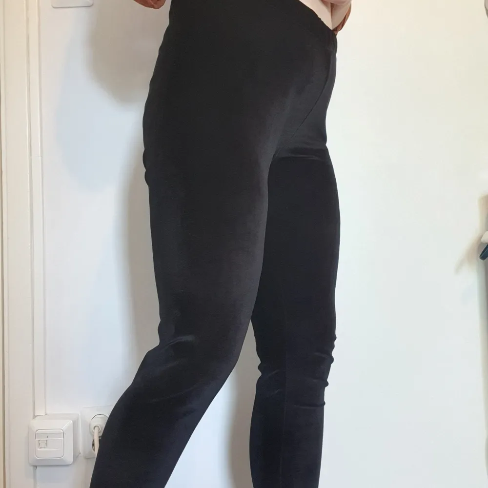 FRAKT INGÅR i priset 🦋Säljer ett par svarta, sjukt mjuka leggings från Rainbow. Dessa är i storlek 38. De har resårband längst så de fungerar på de flesta kroppsformerna!. Jeans & Byxor.
