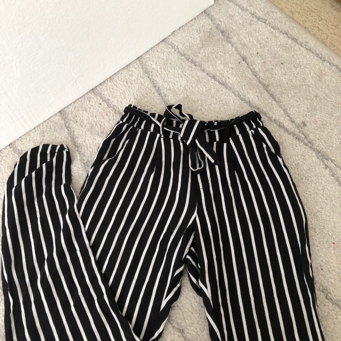 Randiga svarta byxor