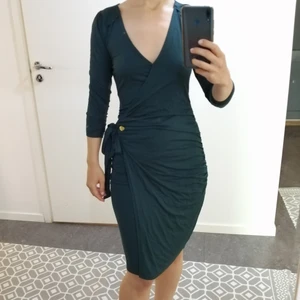 Chiara Forthi omlottklänning  - Omlottklänning från Chiara Forthi i mossgrön färg, använd endast en gång❤️
