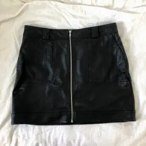 Sparsamt använd kjol i fuskskinn från Topshop. 100 kr + ev frakt