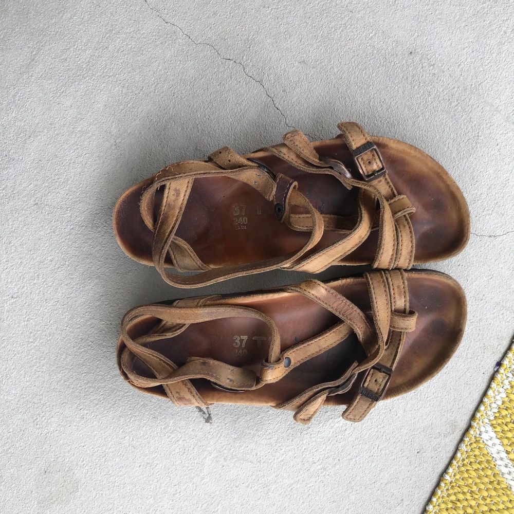 Superfina sandaler från birkenstock som varit till stor användning (men är i bra skick, dom är bara ganska utgårds). Nu passar dom mig inte längre och söker ny ägare🥰 Modellen finns ej att köpa längre, skriv vid frågor, köparen står för frakten 💕. Skor.