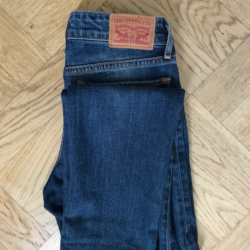 jättefina levi’s jeans som tyvärr är för långa för mig! aldrig använda. Modellen heter 712 slim och är i storlek W25🌼 frakt tillkommer! . Jeans & Byxor.