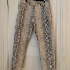 Gina Tricot snake print pants  - Sad to be selling these but they are too big on me! Gina Tricot last season. Free delivery in Stockholm. Payment by Swish.