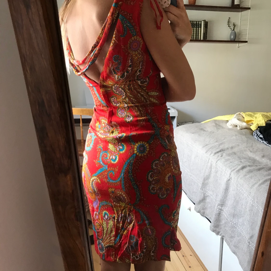 Mönstrad röd second hand klänning - 90