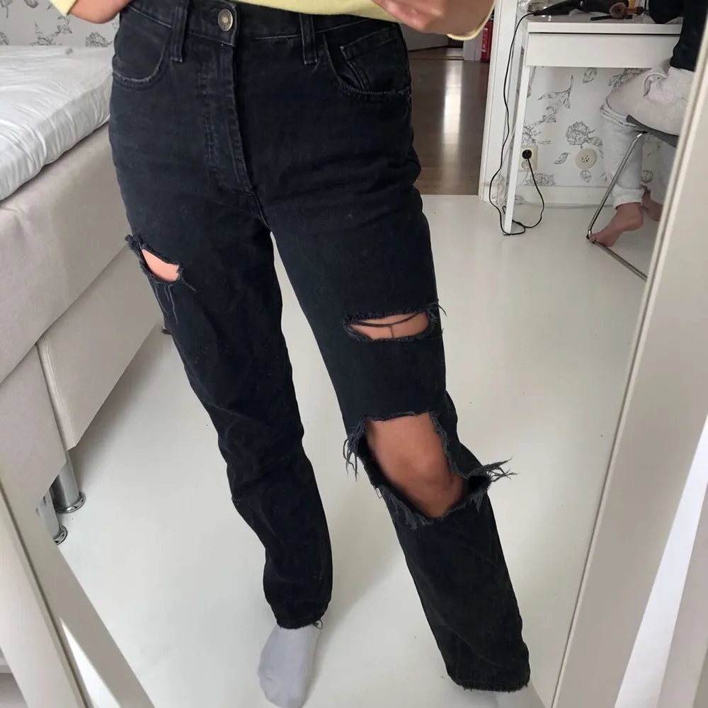 Populära straight jeans med slitningar från Zara, går ner till marken på mig som är 174 cm lång 💕. Jeans & Byxor.