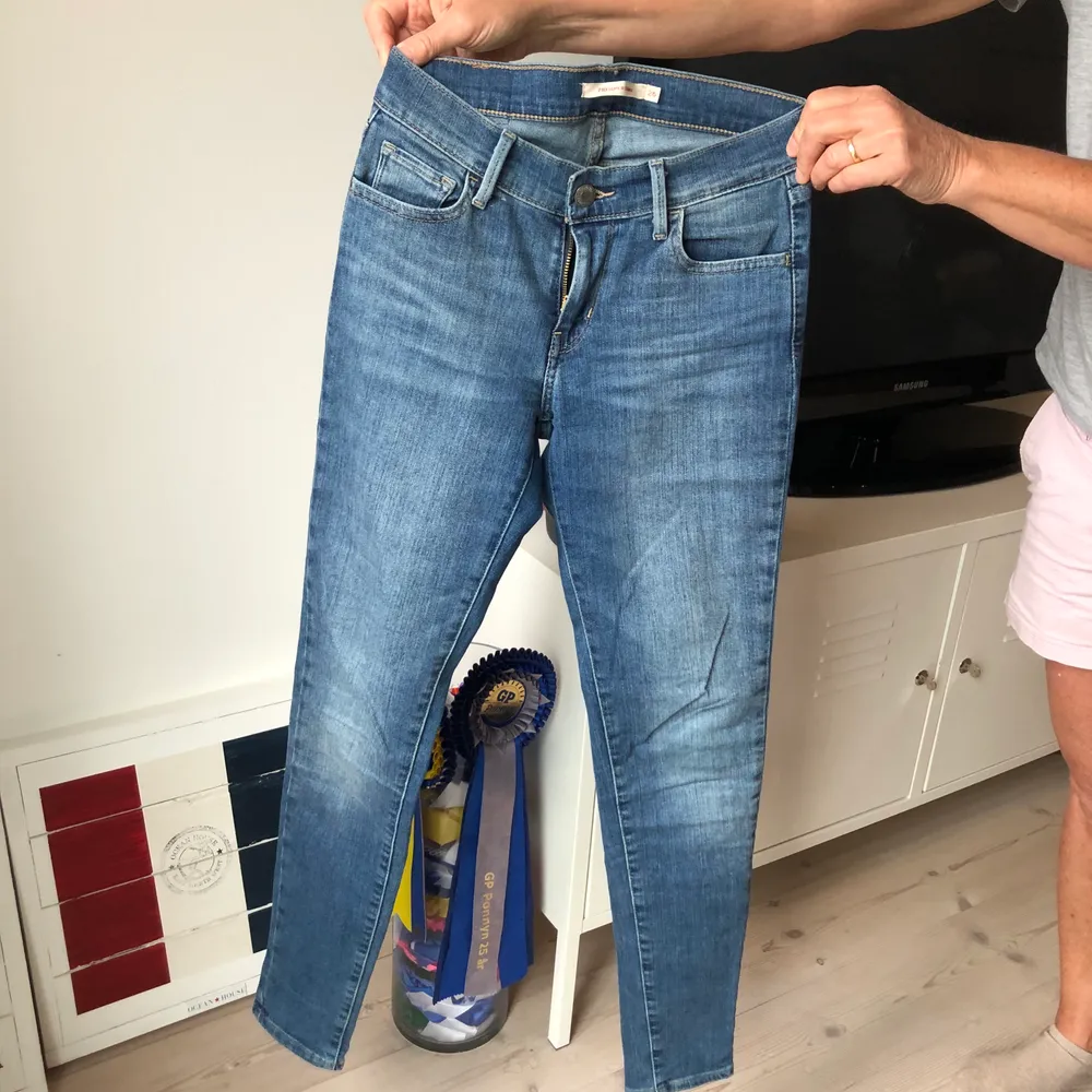Tighta Levi’s jeans insmugglade blå tvätt. Modellen 710 Super Skinny. Storlek W26 L30. Jeans & Byxor.