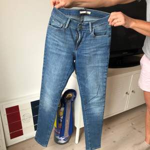 Tighta Levi’s jeans insmugglade blå tvätt. Modellen 710 Super Skinny. Storlek W26 L30
