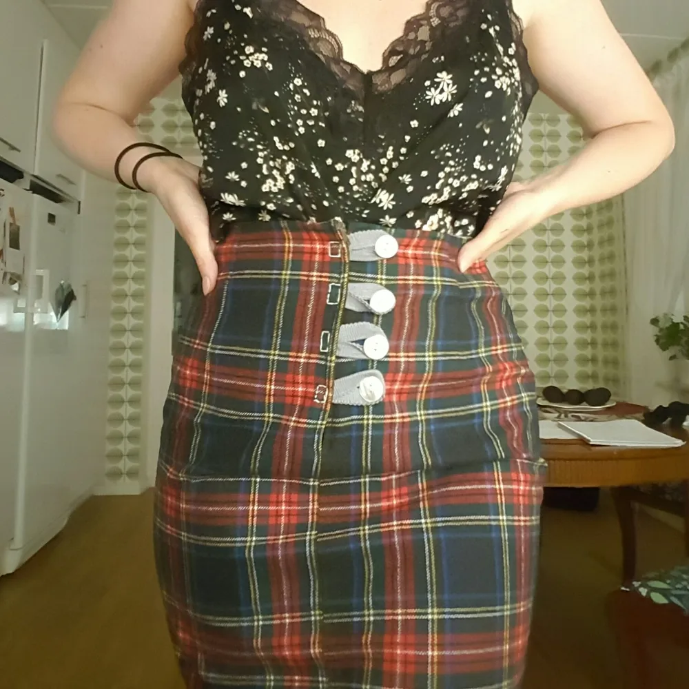 En rutig kjol köpt på Humana i Stockholm. Använd ett fåtal gånger. Dragkedjan har dessvärre gått sönder och har därför sytt på knappar själv. Storlek saknas men uppskattas S-M. Frakt tillkommer. Kan mötas upp i Stockholm💞. Kjolar.